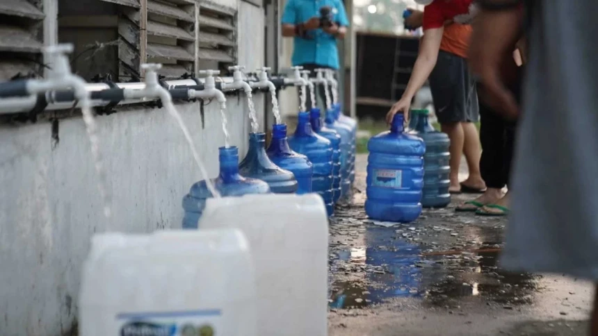 Air Bersih Kian Sulit di Pontianak, Warga Berdesakan Antre Air Minum di Tengah Kemarau