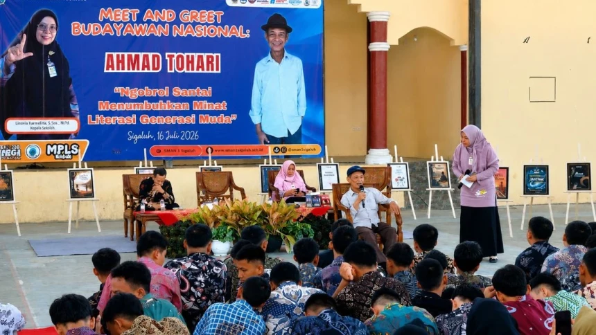 Hadir di Ultah SMAN 1 Sigaluh Banjarnegara, Ahmad Tohari: Menulis adalah Aktivitas Strategis Bangun Peradaban