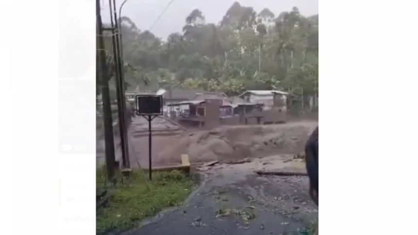 Dilanda Banjir-Longsor, 3 Orang Meninggal, Jembatan Lumajang-Malang Terputus