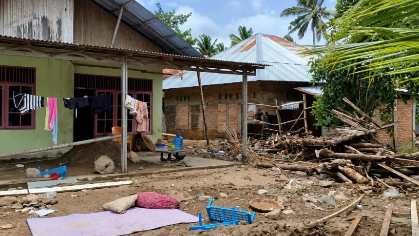 Banjir Padang 3 Agustus Mulai Surut, Warga Bersih-Bersih di Tengah Trauma yang Belum Hilang