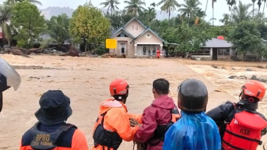 Banjir Padang Rendam 3 Kecamatan, 672 Warga Mengungsi, 120 Rumah Terdampak