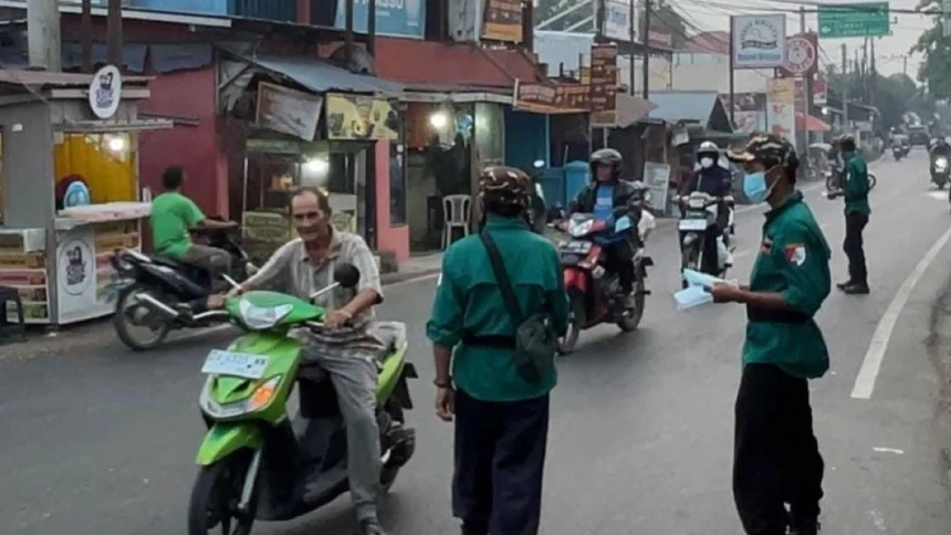 Banser Banjar Kalsel Bagikan Masker dan Bantu Padamkan Karhutla di Sungai Tabuk