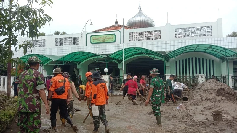 Banser dan Relawan Gerak Cepat Pulihkan Patebon Kendal dari Lumpur Sisa Banjir