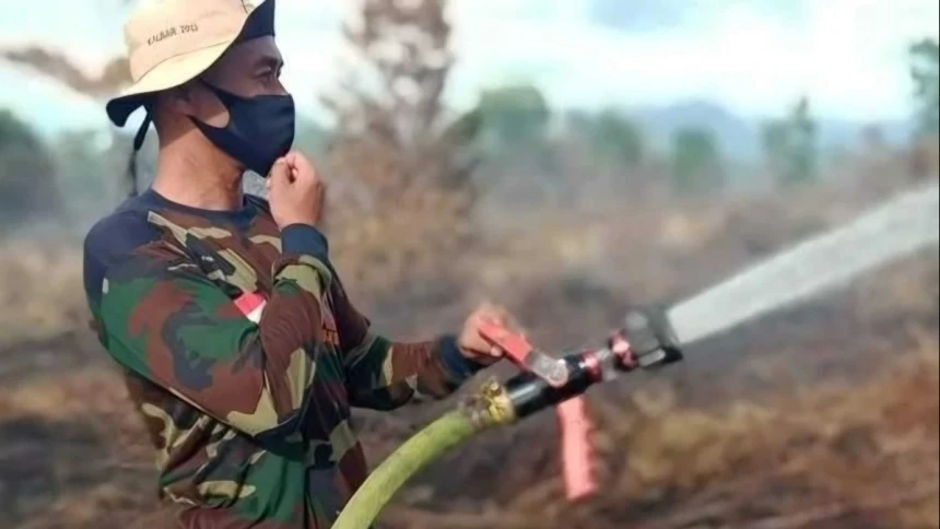 Perjuangan Banser Kalbar Tempuh 20 Kilometer Pikul Pompa Padamkan Karhutla