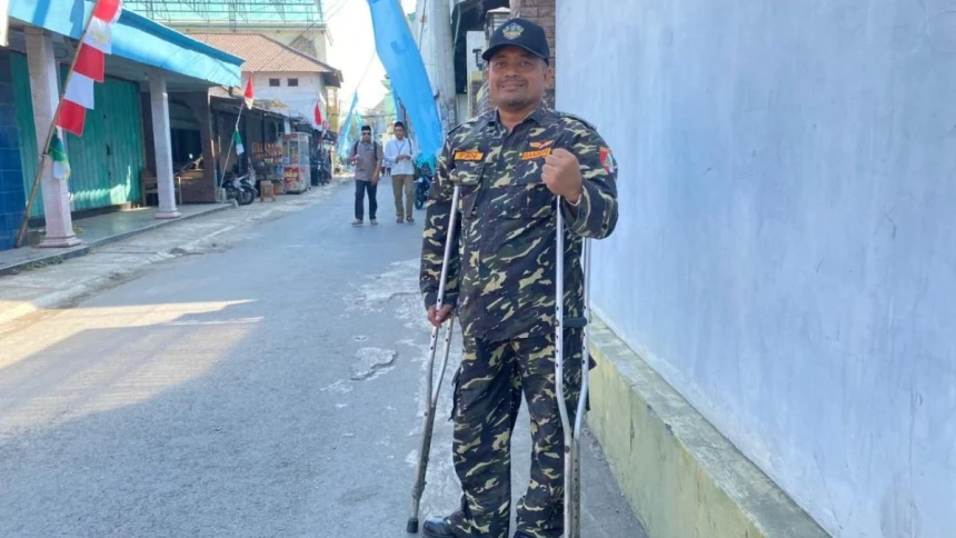Pakai Kruk, Anggota Banser Kota Malang Setia Mengabdi di Tengah Keterbatasan Fisik