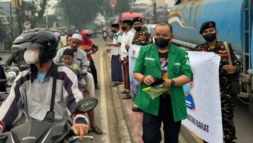 Air Warga Kalbar Berbau Asap Karhutla, GP Ansor Salurkan Bantuan Air Bersih