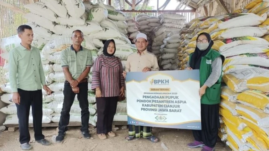 NU Care-LAZISNU Salurkan Bantuan Pembangunan Ruang Pesantren di Bogor dan Modal Pupuk di Cianjur