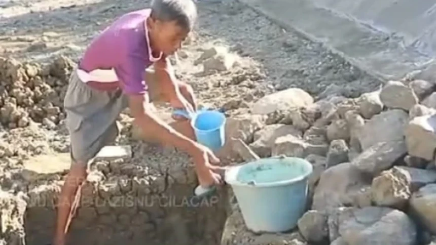 Kemarau di Cilacap, Saluran Irigasi Mengering, Warga Tempuh Berkilometer untuk Dapatkan Air Bersih
