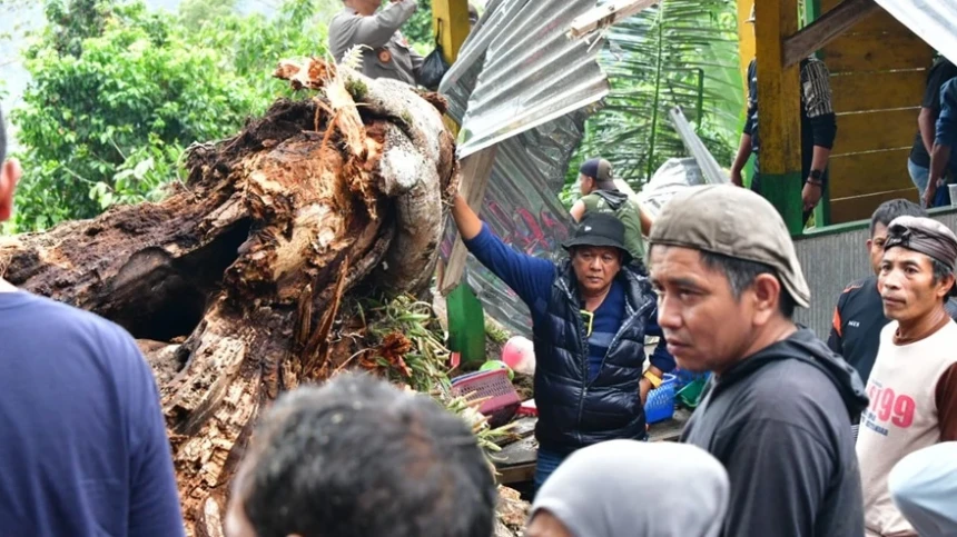 Bencana Angin Kencang Landa Soppeng Sulsel, Kemensos Gerak Cepat Salurkan Bantuan