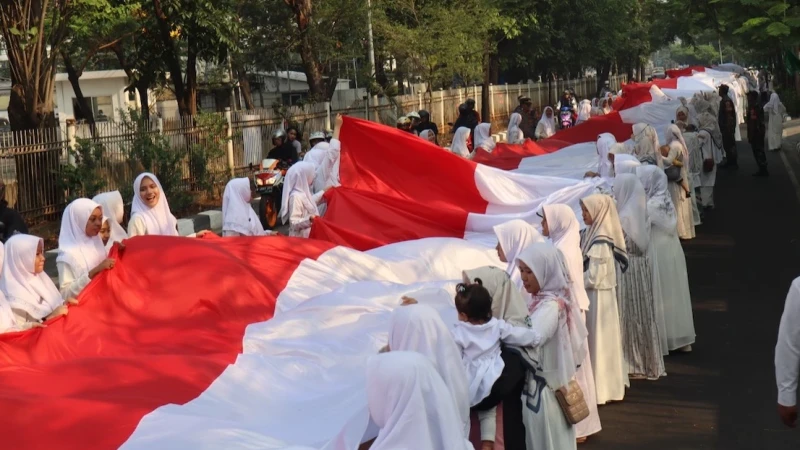 Bentangan Bendera Merah Putih Sepanjang 780 Meter Hiasi Hari Santri