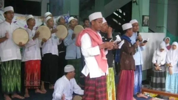 Hukum Berdiri Saat Membaca Maulid Nabi Muhammad Shallallahu 'Alaihi Wa ...