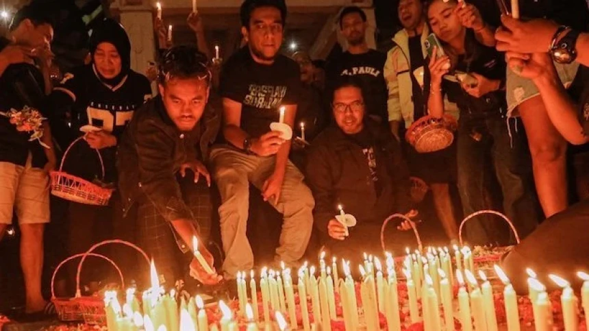 Bonek Mania Gelar Doa Bersama di Tugu Pahlawan untuk Korban Tragedi Kanjuruhan