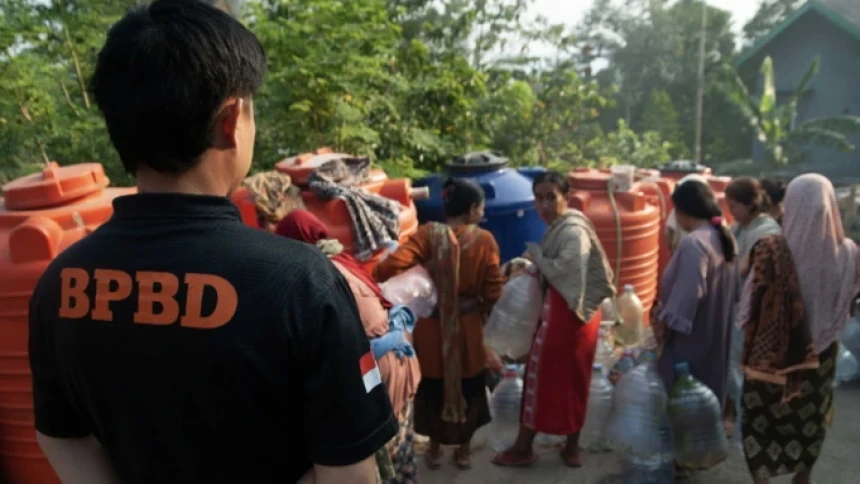 Krisis Air Bersih di Cilegon, Warga Terpaksa Turun Bukit dan Gunakan Air yang Kurang Layak