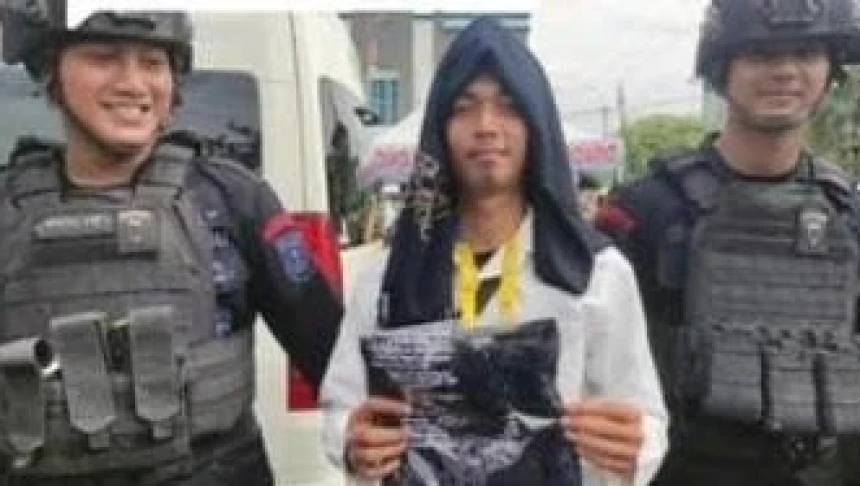 Baca Shalawat dan Pijit Polisi, Pria Ini Dapat Kaus dari Presiden Jokowi