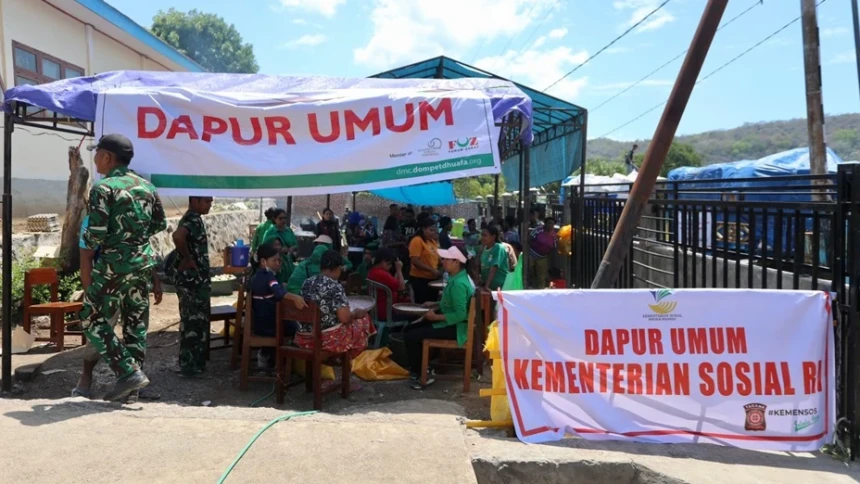 Dapur Umum Kemensos Layani Ribuan Pengungsi Erupsi Gunung Lewotobi