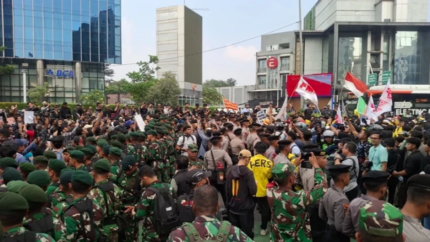 TNI-Polri Hadang Massa Aksi BEM UI yang Hendak Menuju Bundaran HI
