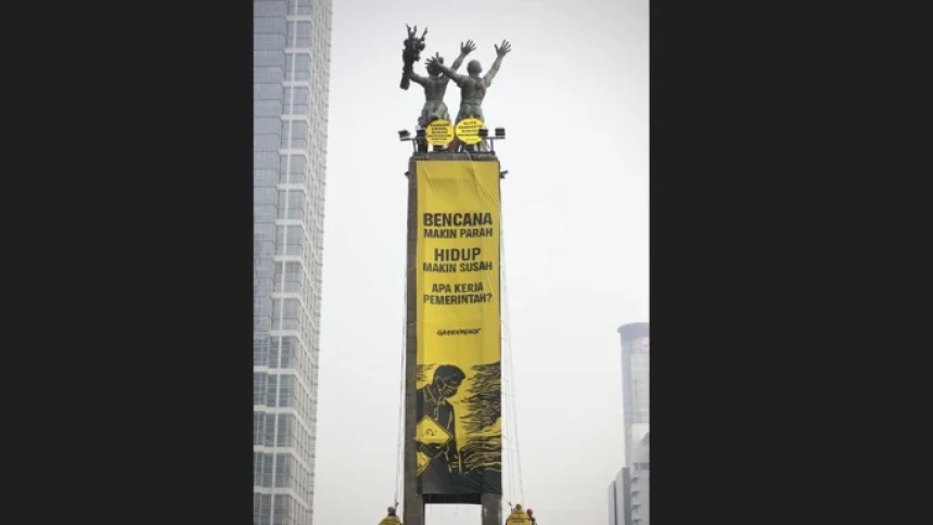 Greenpeace dan Mahasiswa Bentangkan Spanduk Raksasa, Kritik Biaya Hidup dan Penanganan Krisis Iklim