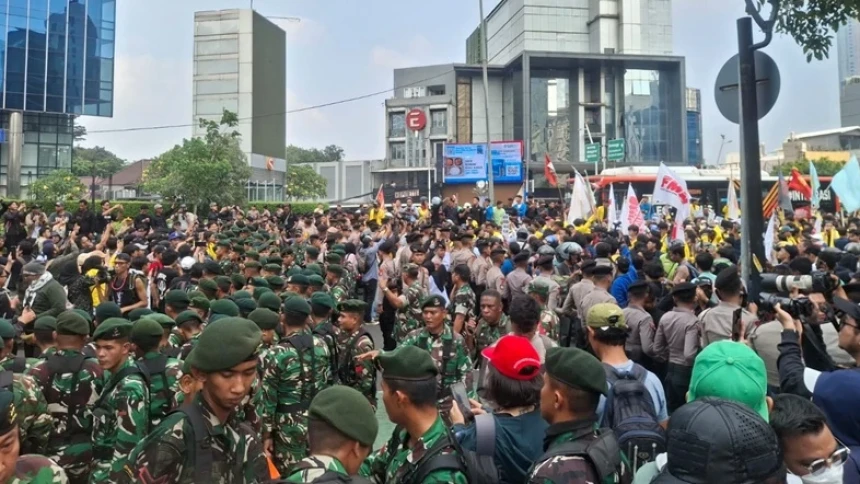 Koalisi Masyarakat Sipil Soroti Pengerahan TNI dan Komcad dalam Aksi Indonesia Bangkrut