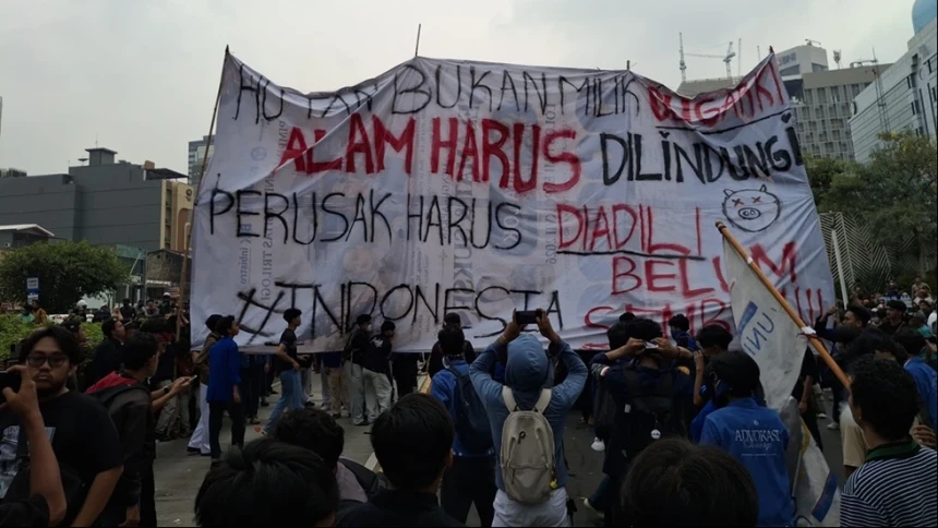 Massa Aksi Indonesia Sadar Bentangkan Spanduk Setinggi 5 Meter: Alam Harus Dilindungi, Perusak Harus Diadili