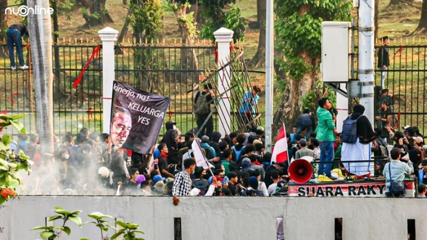 Demo Memanas, Massa Jebol Pintu Gerbang DPR RI