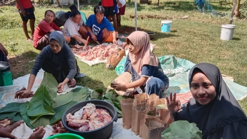 Dukung Zero Waste, Fatayat NU Bawean Gunakan Daun Jati dan Besek untuk Wadah Daging Kurban