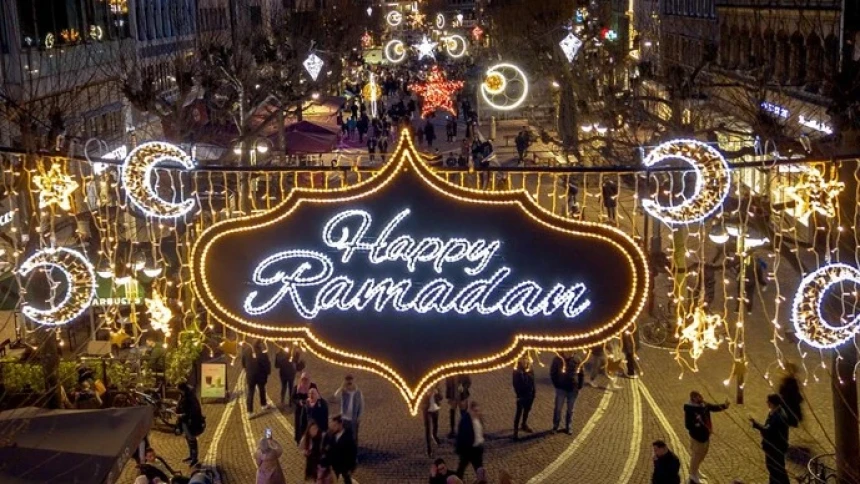 Gebyar Ramadhan di Jerman, Lampu Bulan Bintang Hiasi Jalanan Frankfurt