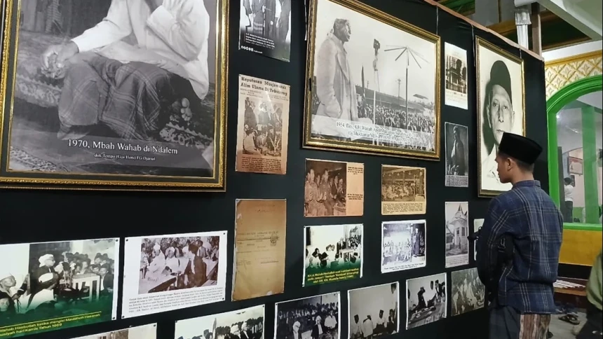 Foto Bersejarah Mbah Wahab Dipamerkan di Area Masuk Makam