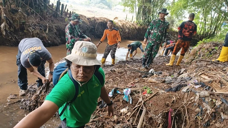 Kolaborasi Bersih-Bersih Sungai, GP Ansor Cimanggung Dorong Aksi Nyata Jaga Lingkungan