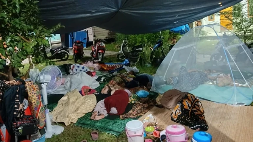 Warga Terdampak Gempa Bawean Terkatung-katung di Tenda Pengungsian
