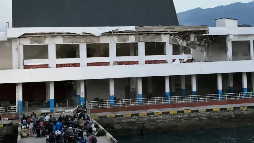 Gempa Magnitudo 7,7 Guncang Flores, Warga Berhamburan dan Bangunan Rusak