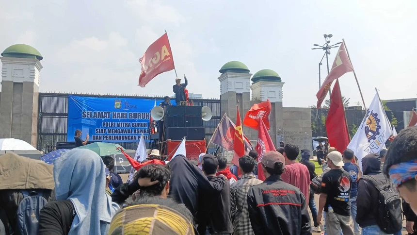 Aksi di DPR, Gerakan Buruh Bersama Rakyat Kritik Perayaan May Day bersama Penguasa