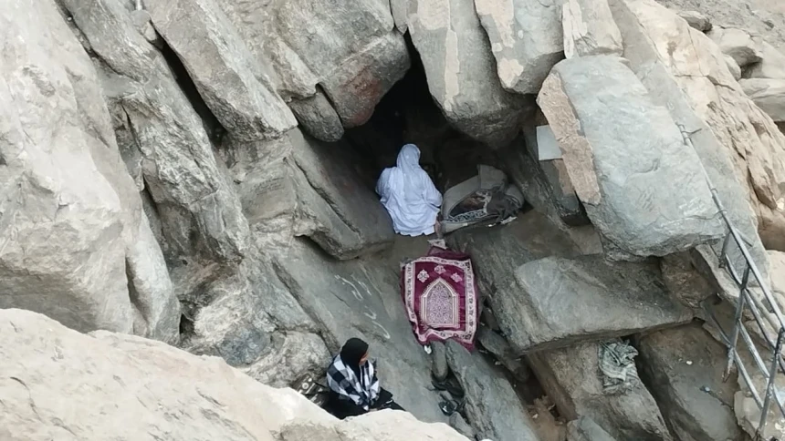 Mengunjungi Gua Hira, Tempat Pertama Turunnya Al-Qur’an