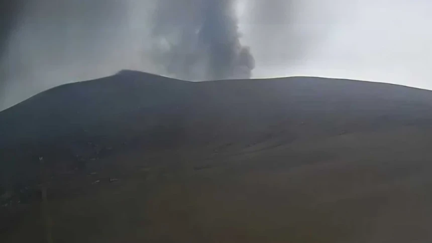 Anak Krakatau, Merapi, dan Semeru Berstatus Siaga, BNPB Minta Warga Jauhi Kawasan Rawan Bencana