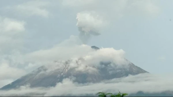 Gunung Semeru Erupsi Lagi Warga Diminta Waspada Nu Online Jatim