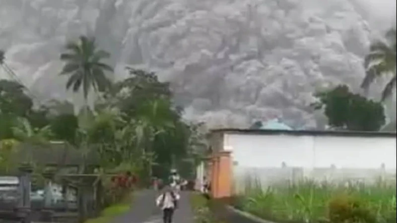 Gunung Semeru Erupsi, LPBI NU Lumajang Evakuasi Warga Terdampak