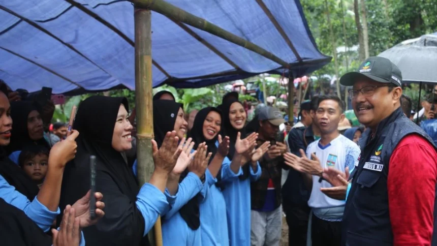 Mensos Saifullah Yusuf Pimpin Kerja Bakti di Kampung Saung Banten, Perkuat Kesetiakawanan Sosial