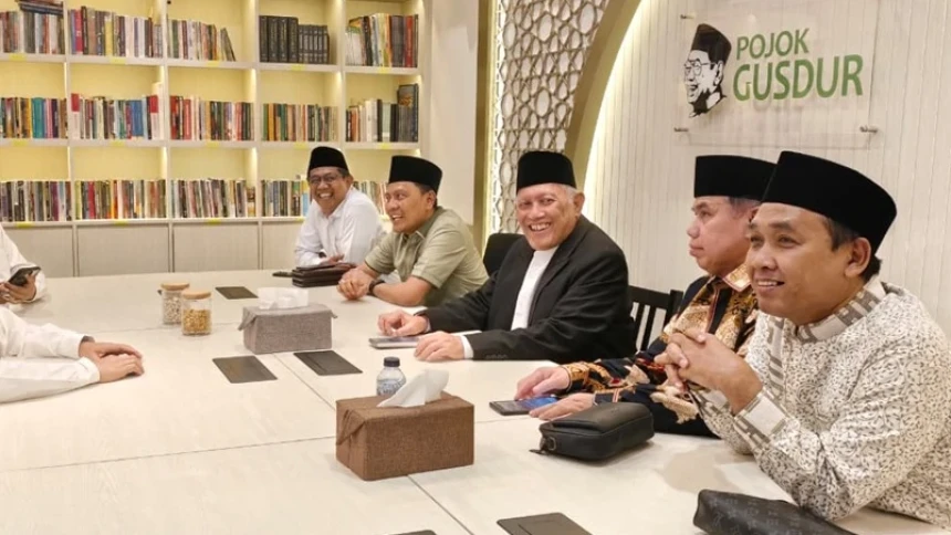 Gus Kikin Kunjungi Pojok Gus Dur pada Momen Perdana Ngantor di PBNU