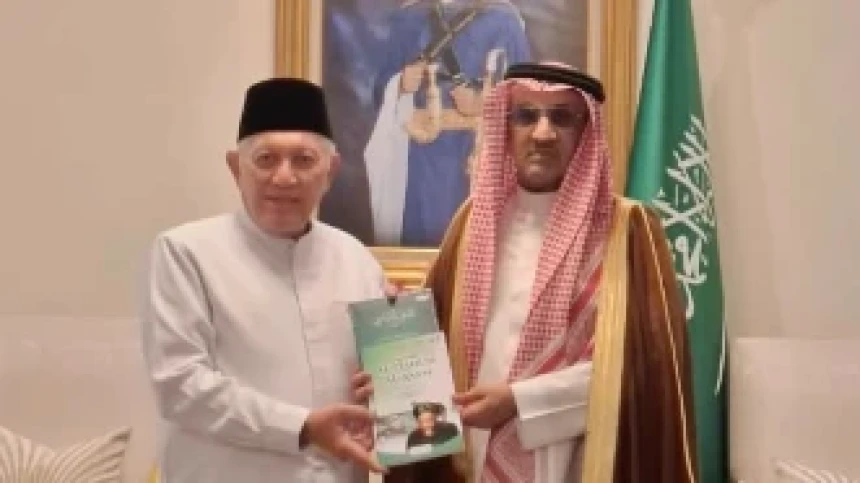 Gus Kikin Silaturahim ke Duta Besar Arab Saudi, Serahkan Karya Hadratussyekh KH Hasyim Asy’ari