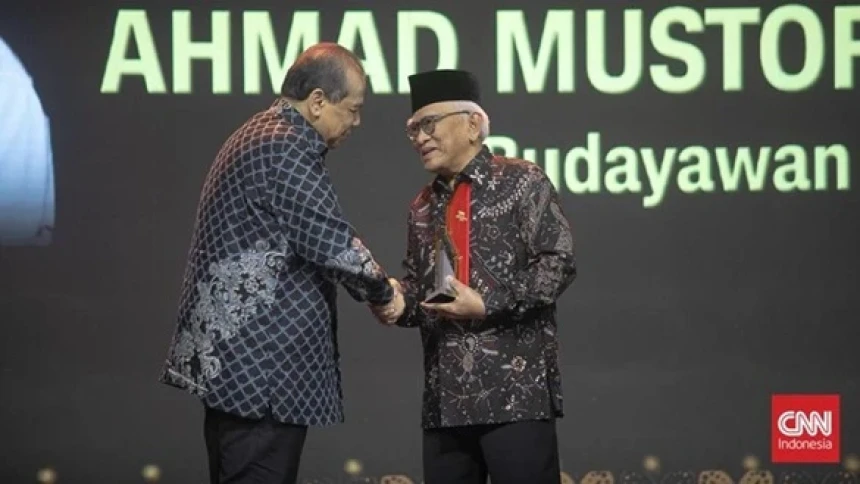 Gus Mus Terima Penghargaan CNN Indonesia Awards sebagai Tokoh Pendukung Persatuan dan Kebersamaan