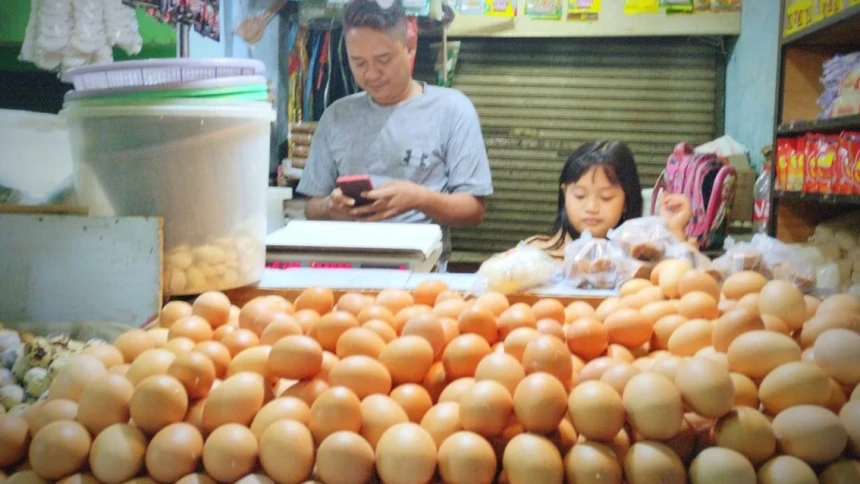Ekonom Jelaskan Penyebab Meroketnya Harga Telur hingga Dampak Kenaikan BBM
