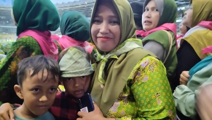Saat Ibu-Ibu Muslimat NU Berbondong-bondong Ajak Anaknya Hadir di GBK
