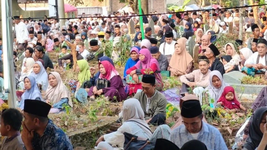 Di Haul Buntet Pesantren, Menko Zulhas Tegaskan Besarnya Jasa Kiai Abbas bagi NKRI