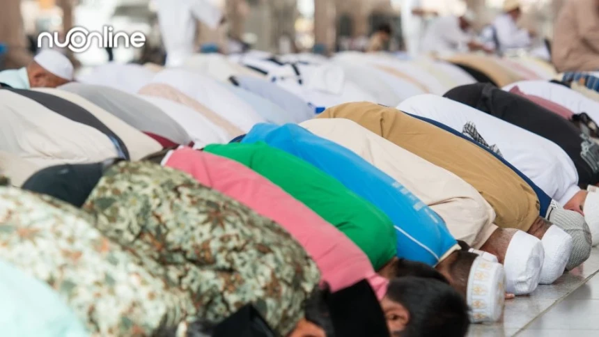 Shaf Awal di Luar Masjid atau Shaf Kedua di Dalam Masjid, Mana yang Lebih Utama?