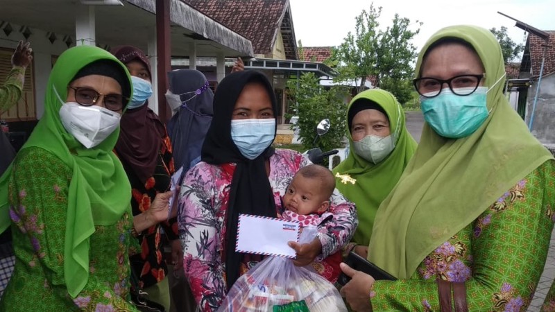 PC Muslimat NU Salurkan Bantuan Korban Terdampak Angin Puting Beliung