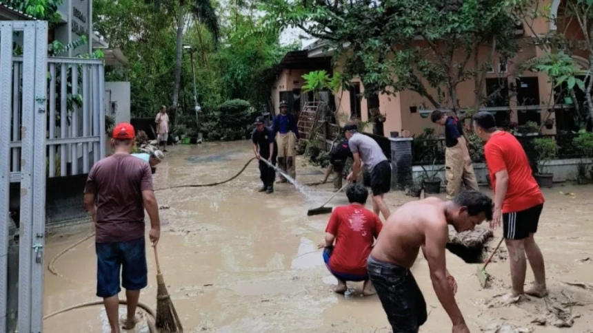 Banjir Surut, Warga di Semarang Kembali ke Rumahnya Masing-masing dan Bersihkan Material Lumpur