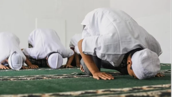 Ini Yang Harus Dilakukan Makmum Saat Imam Lupa Jumlah Rakaat Shalat