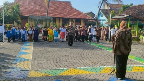 Hardiknas 2023, Sekolah Di Kota Pasuruan Memakai Pakaian Adat | NU ...