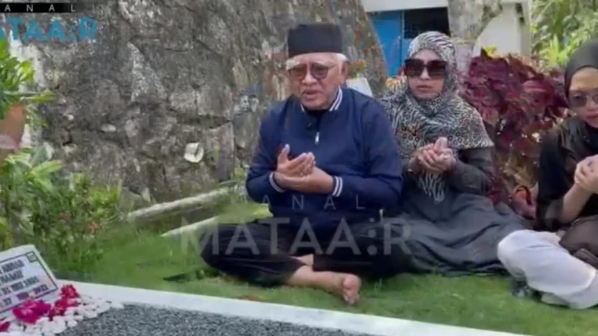 Setahun Wafatnya Buya Syafi'i Ma'arif, Gus Mus Gelar Tahlil di Makam
