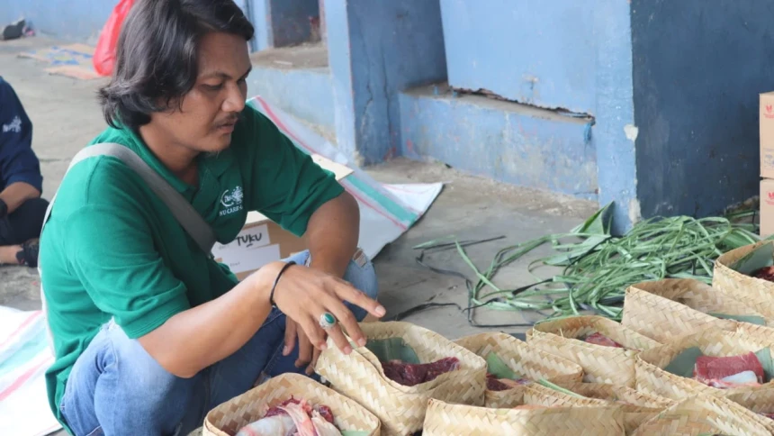 Hindari Sampah Plastik, LAZISNU Salurkan Daging Kurban Pakai Besek Bambu