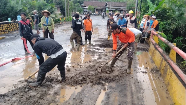 Buka Akses Jalan, Banser dan Warga Lumajang Kompak Bersihkan Material Pasca Banjir Lahar